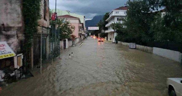 Kastamonuda güclü sel: Evlər və iş yerləri su altında qaldı