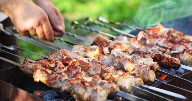 Müntəzəm kabab yeməyin üçün gizli təhlükələri açıqlanıb