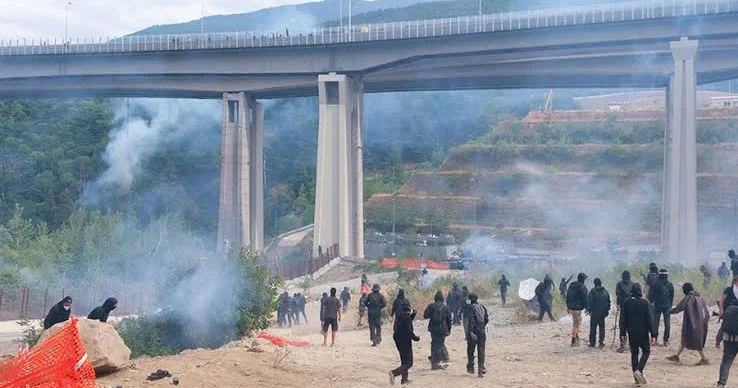 İtaliyada etirazçılarla toqquşmalarda 60 dan çox polis xəsarət alıb