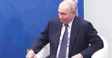 “Putin dik oturub, qızarmış və qaşqabaqlıdır...”