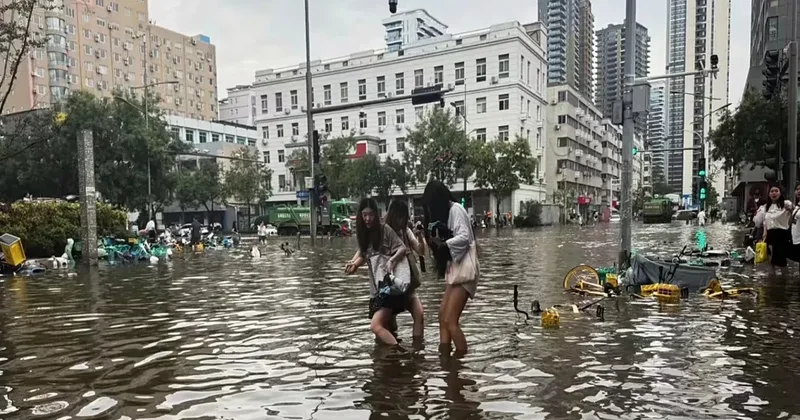 Çində güclü daşqın olub, 10 nəfər ölüb, onlarla yaralı var
