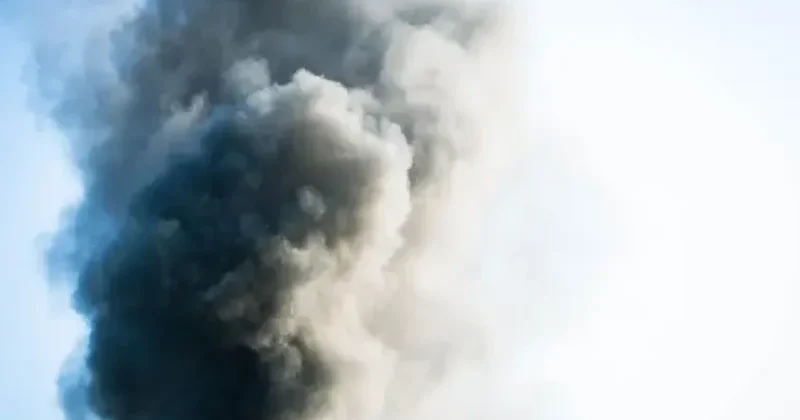Rusiya Krivoy Roqa Shahed tipli pilotsuz uçuş aparatı ilə zərbə endirib, ticarət mərkəzində yanğın olub