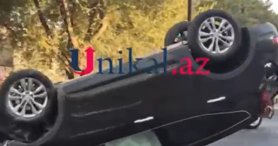 Paytaxtda toqquşan maşınlardan biri aşdı VİDEO