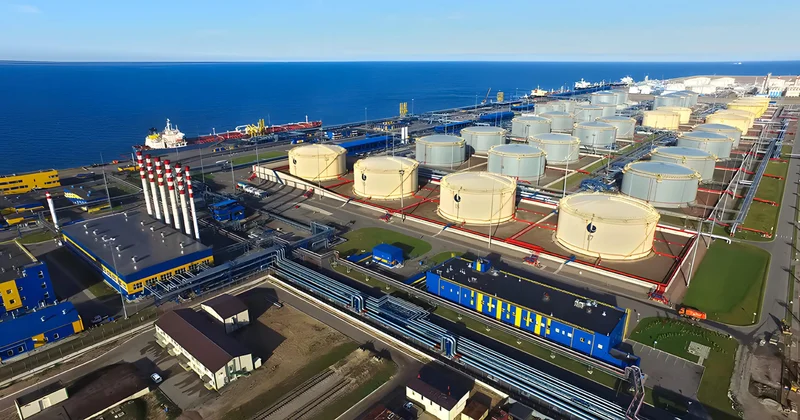 Главный нефтяной порт России на Балтике остановил половину мощностей из за ударов ВСУ