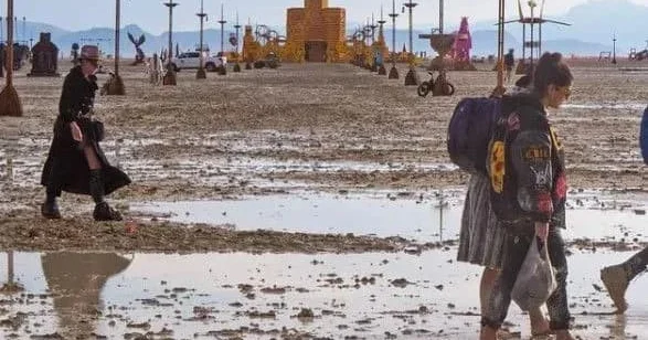 В Неваде ураганный ветер накрыл фестиваль Burning Man