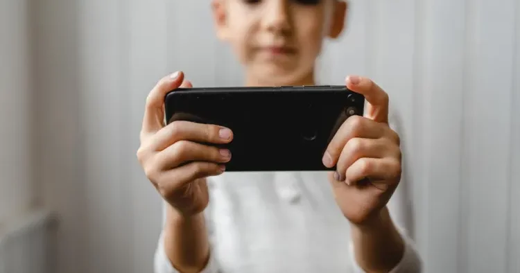 13 yaşdan əvvəl ağıllı telefon istifadəsi uşaqların ruh sağlamlığına zərər vurur