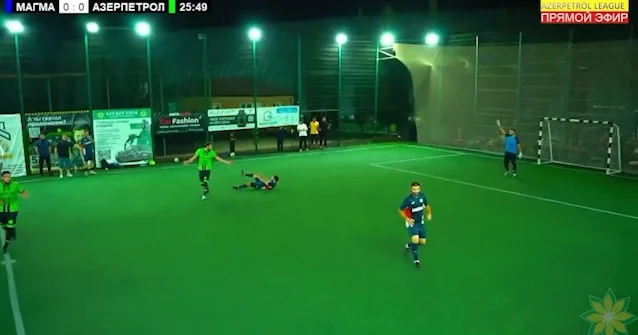 Zəlzələ oyun zamanı futbolçunu yerə yıxdı