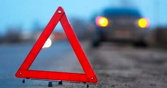 Mikroavtobus elektrik dirəyinə çırpıldı 8 nəfər yaralandı