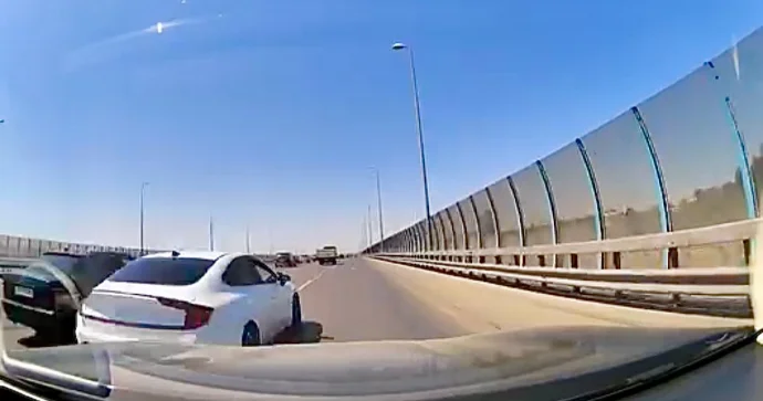 İki zolağın arasından ötüb keçən sürücü baxın necə təhlükə yaratdı VİDEO