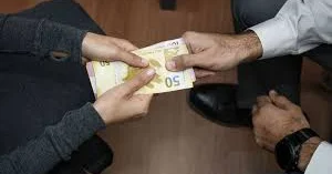 Ofisiant həbsdən adam azad etdirirmiş 5 minlik dələduzluq
