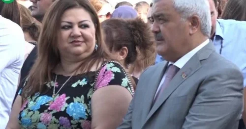 Rövnəq Abdullayev xanımı və nəvəsi ilə FOTO