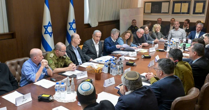 Maariv: İsrail müharibəni qurtarmağın yollarını axtarır