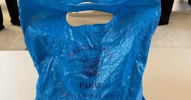 Dünya brendi bu çatnanı 995 dollara SATIR: zibil paketinə bənzətdilər FOTO