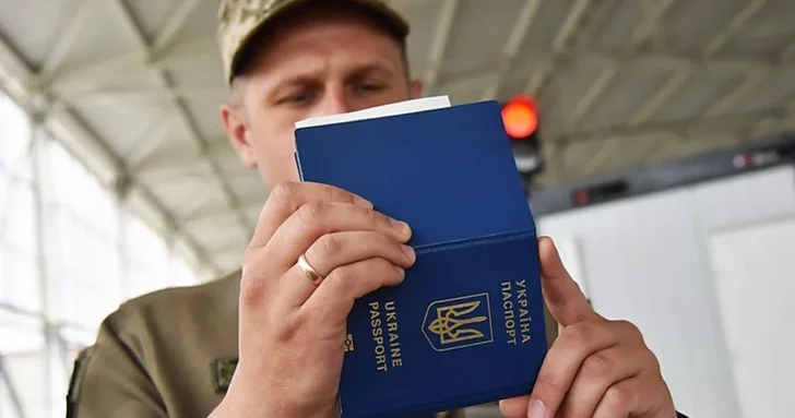 В Украине мужчинам от 18 до 22 лет разрешено беспрепятственно пересекать границу