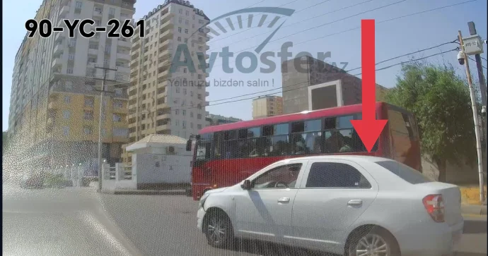 Qırmızı işıqda keçən sürücü təhlükəli anlar yaşatdı VİDEO