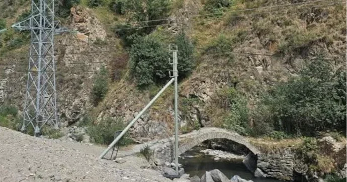 Kəlbəcərdə işıq dirəyini tarixi abidənin “qulağına tikiblər”