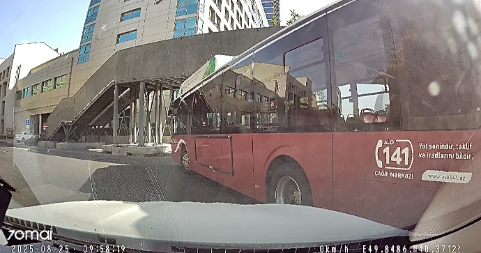 Prospektdə qəfil sola dönən avtobus sürücüsü avtomobildəki azyaşlıları qorxutdu VİDEO