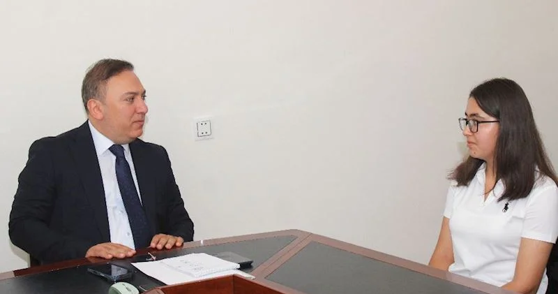 Anar Eminov 626 balla MDU ya qəbul olan tələbə ilə görüşdü Fotolar
