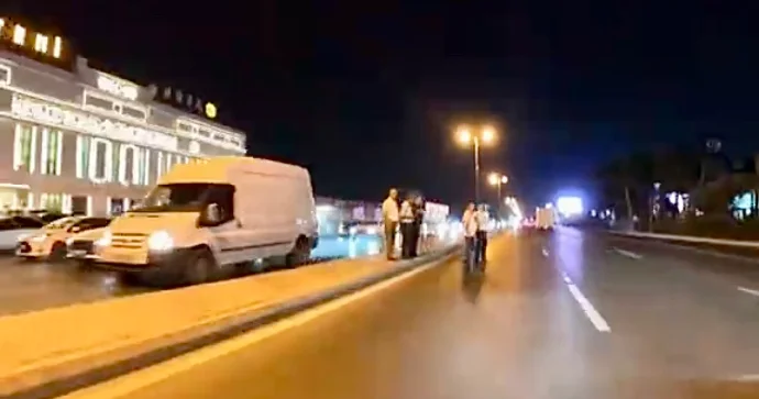 Piyadalar yola atıldı, sürücü son anda təhlükədən yayındı VİDEO