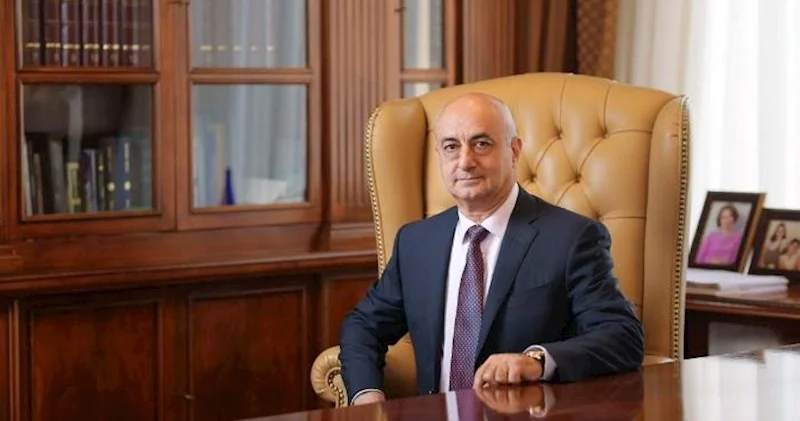 Bakıda doğulan erməni kral ailəsinin Tbilisidəki məşhur otelini və bankını satın alır