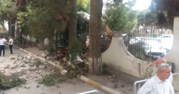 Bakıda qəza: Avtobus 3 maşını əzib SOCAR ın binasına çırpıldı FOTO