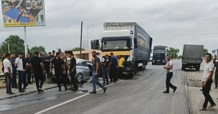 “Hunday” yük maşını ilə toqquşdu: ölən var Foto