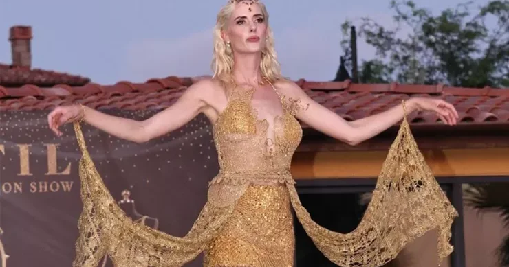 Aktrisa 10 milyonluq qızıl libasla podiuma çıxdı