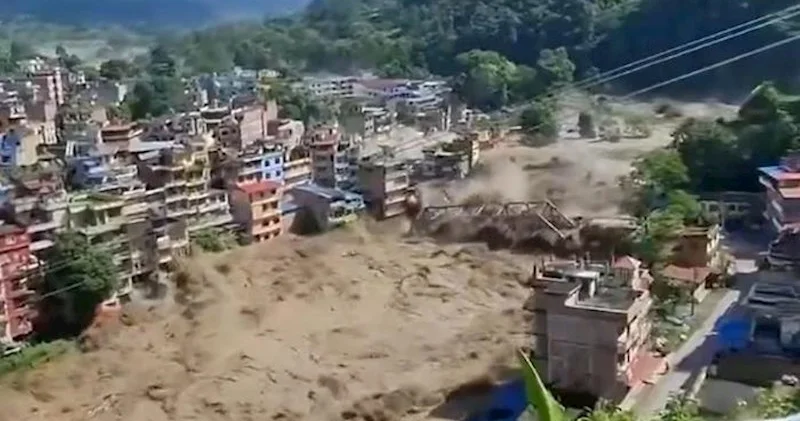 Nepalda kəndləri su basdı: Ölənlər və itkin düşənlər var Video