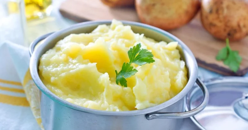 Kartof püresini daha yumşaq edən sadə üsul: Süd əvəzinə nə əlavə etmək olar?