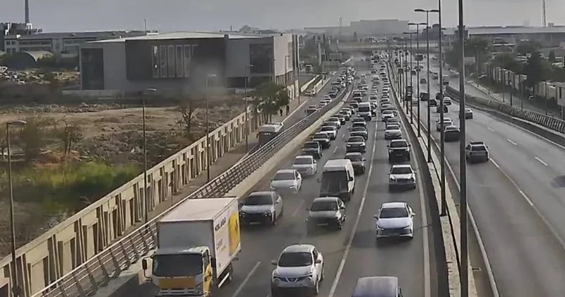 На ряде улиц и проспектов Баку затруднено движение транспорта
