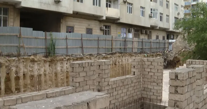 Yeni binada aparılan tikinti sakinlərə problem yaratdı (VİDEO)