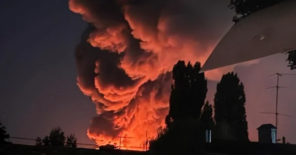 Dronlar Kotovsk şəhərindəki Wildberries logistika mərkəzinə yenidən zərbələr endiriblər, yanğın başlayıb