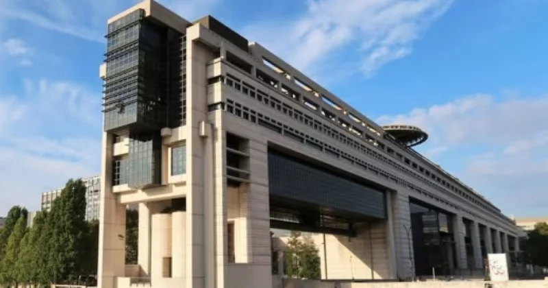 Paris üçün kritik gün: “Fitch Ratings” Fransanın kredit reytinqini yenidən nəzərdən keçirir