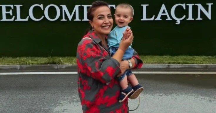 Xalq artisti nəvəsi ilə Laçında Foto