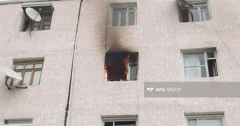 В Баку при пожаре в жилом здании погиб мужчина