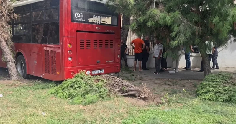 В Баку автобус протаранил три авто ФОТО / ВИДЕО
