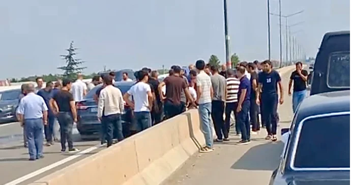 Şəmkirdə qəza: İdarəetmədən çıxan maşın beton arakəsməyə çırpıldı FOTO