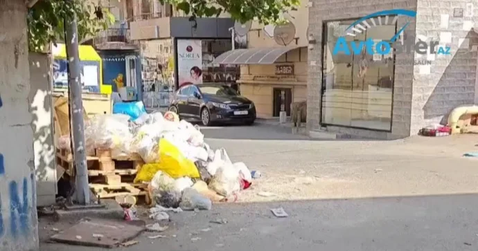 Xırdalanda AAAF Park ın qarşısında zibil problemi Sakinlər narazıdır VİDEO