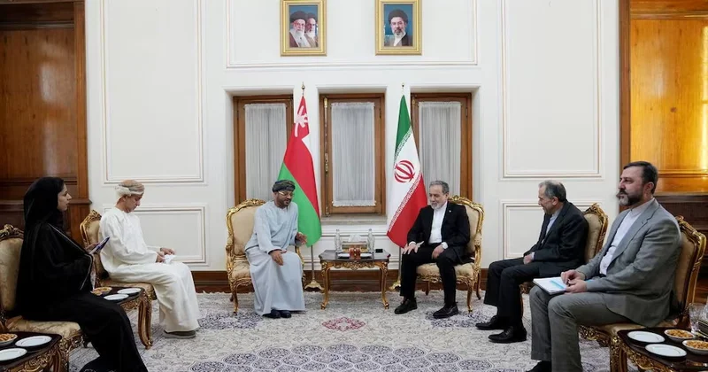 İran və Oman Hörmüz boğazında müvəqqəti dəhliz məsələsini müzakirə edib