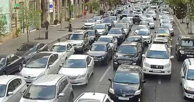 В Баку на 13 улицах наблюдаются пробки Список дорог