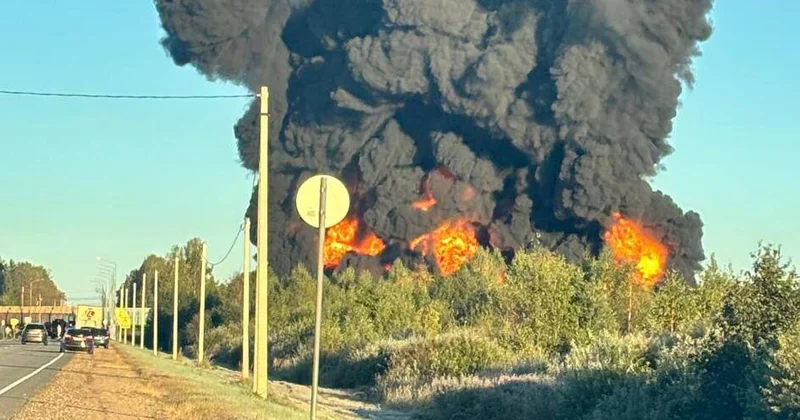 Поезд столкнулся с грузовиком в России: горят шесть вагонов с бензином Minval Politika
