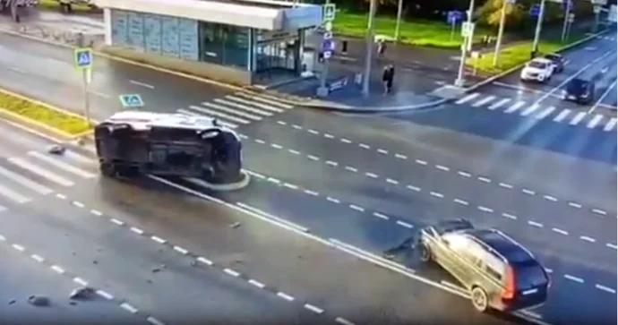Təcili yardım maşını “Volvo” ilə toqquşdu; həkimlər yaralandı VİDEO