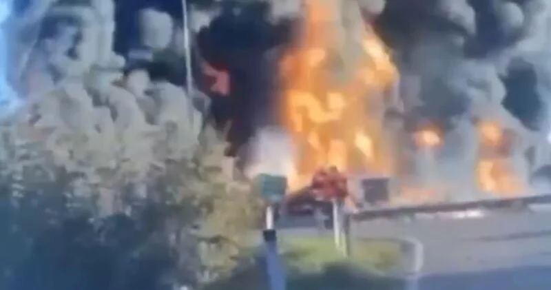 Товарный поезд столкнулся с грузовиком в России ВИДЕО