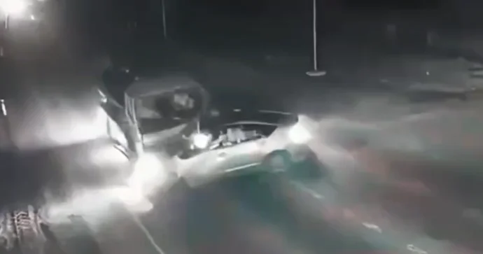Qayda pozan Prius yük maşınının altında qaldı REAL VİDEO