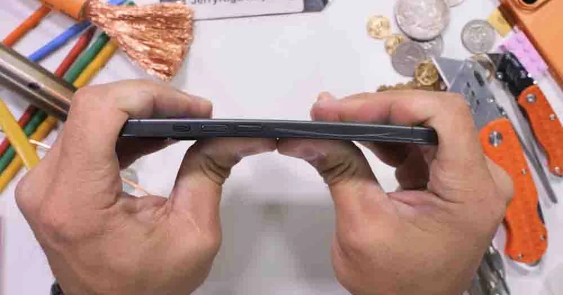 Blogger “JerryRigEverything” iPhone 17 ni davamlılıq üçün sınaqdan keçirdi
