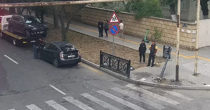Yolayrıcında “Prius” və “Changan” toqquşdu; svetofor yararsız hala düşdü FOTO