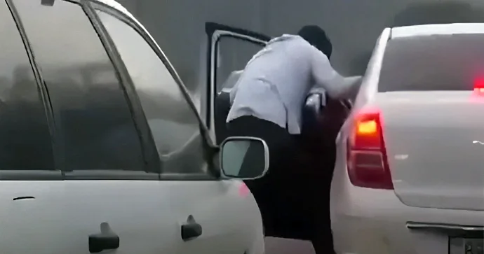 Bakıda yol üstündə dava düşdü Bıçaqla vurub öldürdü VİDEO