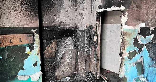 Şagirdin çantasındakı telefon partladı, məktəb yandı FOTO