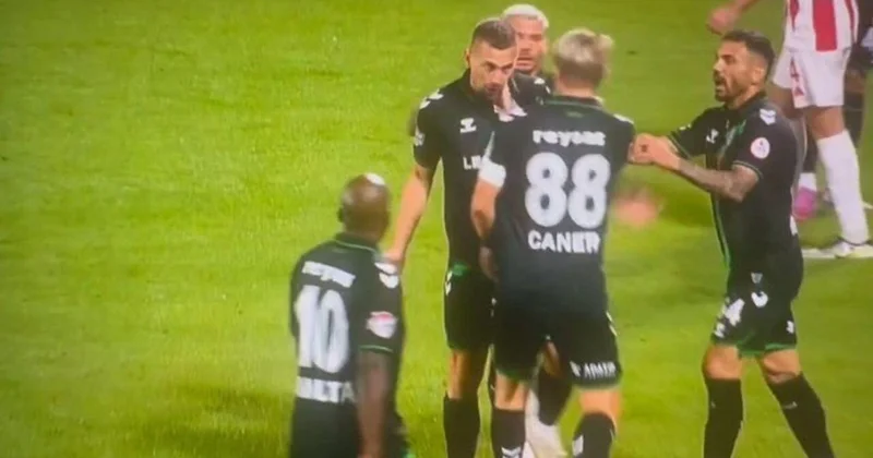Məşhur futbolçu komanda yoldaşını döydü VİDEO