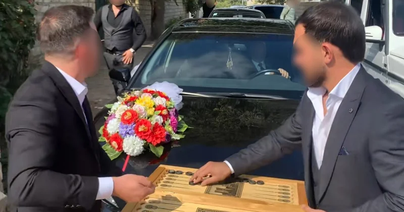 Bəyin gəlin maşınının qarşısını kəsib nərd oynayan 4 dostu həbs edildi